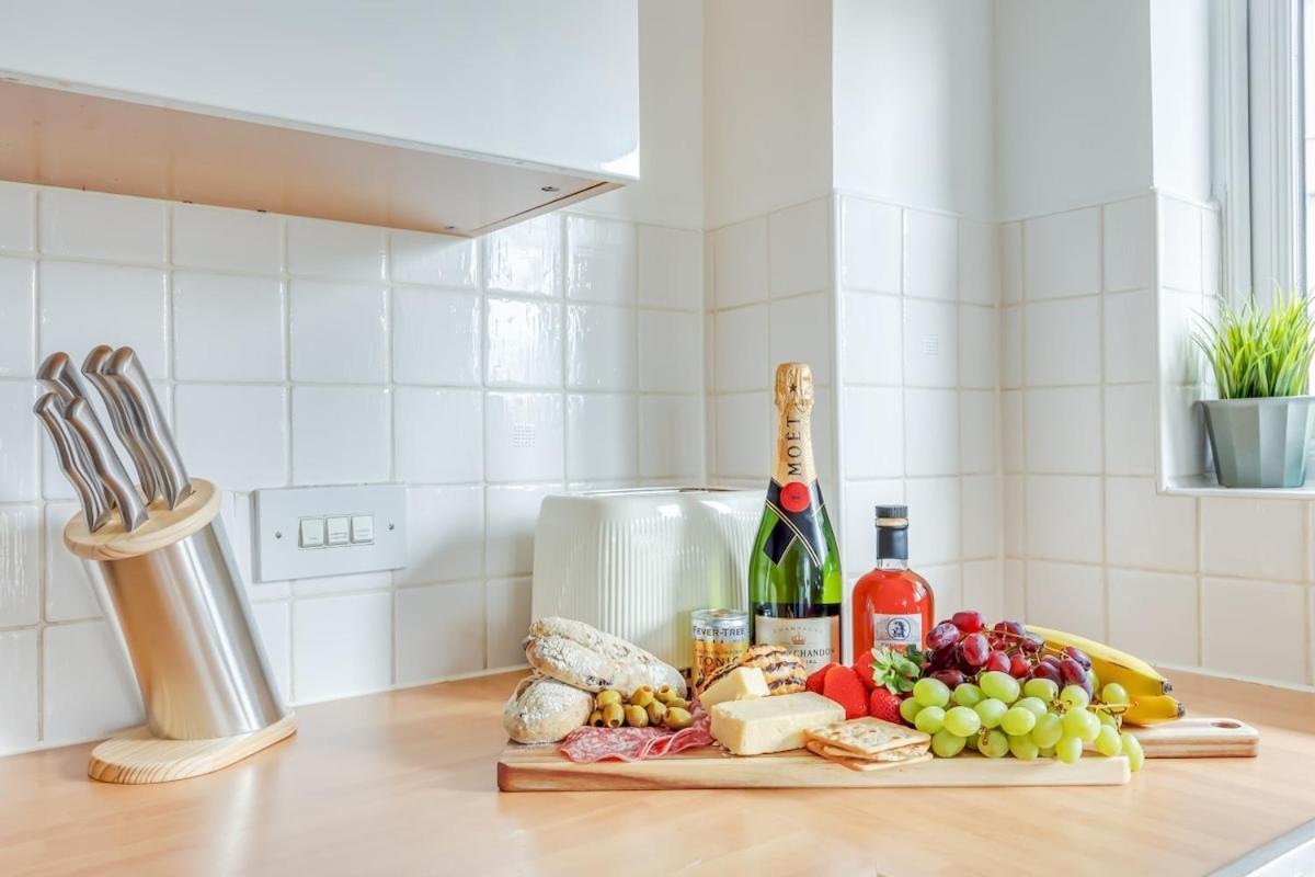 Beautiful In Centre With Free Parking, Balcony, Work Desk, Self-check-in, Fast Wifi And Smart Tvs By Yoko Apartment *
