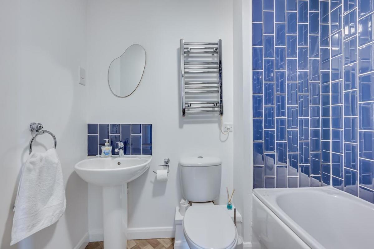 Beautiful In Centre With Free Parking, Balcony, Work Desk, Self-check-in, Fast Wifi And Smart Tvs By Yoko