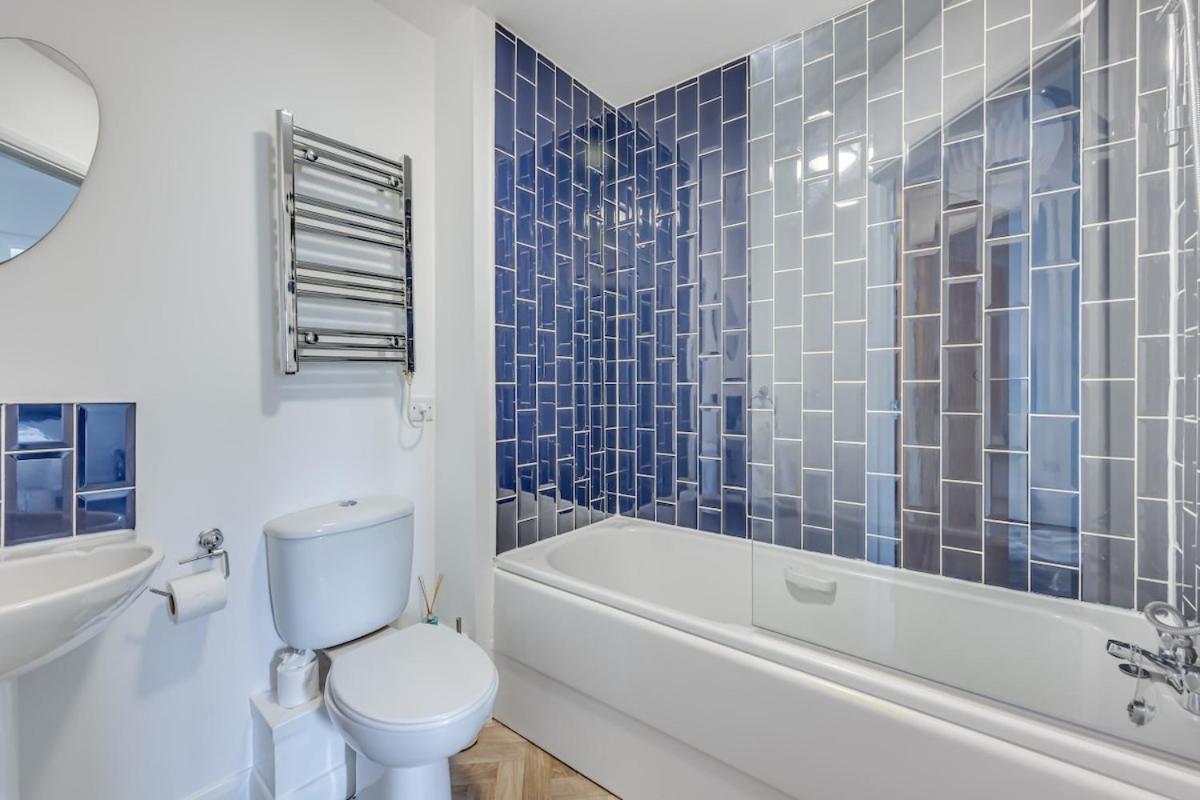 Beautiful In Centre With Free Parking, Balcony, Work Desk, Self-check-in, Fast Wifi And Smart Tvs By Yoko